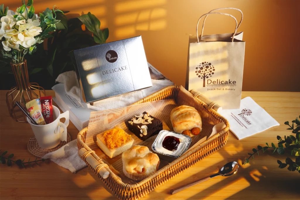ชุดเบรค Delicake ในถาดหวาย พร้อมกล่องสีเงินและถุงกระดาษ