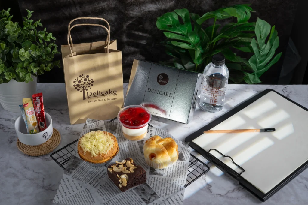 ชุดเบรคประชุม Delicake ถุงกระดาษพร้อมขนมและน้ำดื่ม